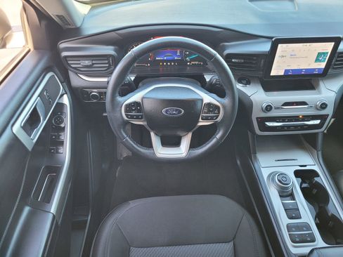 Used 2023 Ford Explorer XLT image 7
