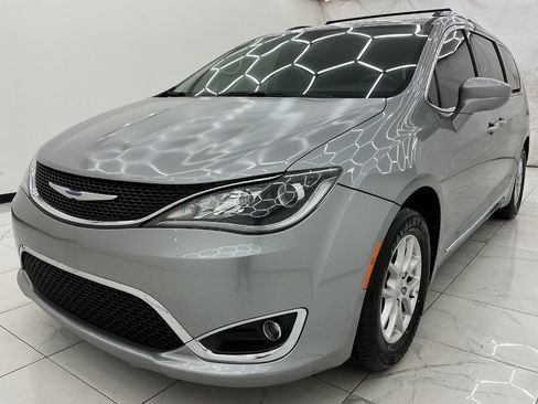 Used 2020 Chrysler Pacifica Touring-L FWD image 1