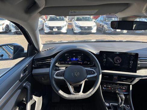 Used 2025 Volkswagen Jetta SE image 33