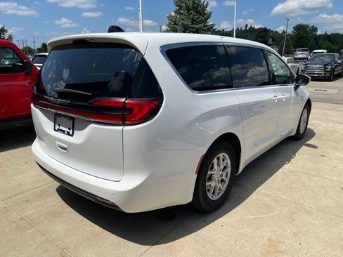 Certified 2023 Chrysler Pacifica Touring-L FWD image 6