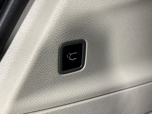 Used 2024 Chrysler Pacifica Select image 31