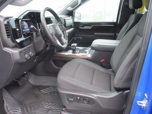 Used 2025 Chevrolet Silverado 1500 LT Trail Boss w/ Convenience Package II AWD/4WD image 11