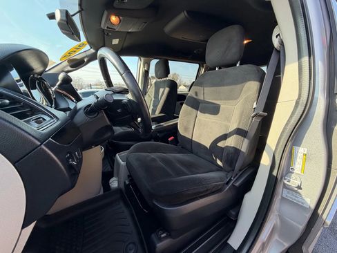 Used 2016 Dodge Grand Caravan SE image 23