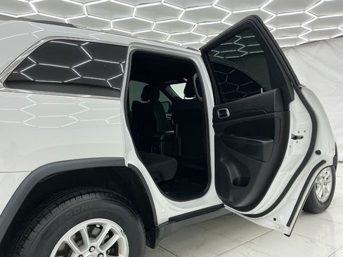 Used 2019 Jeep Grand Cherokee Laredo AWD/4WD image 23