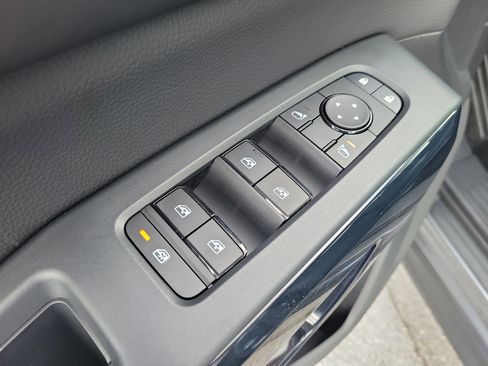 Certified 2025 Nissan Pathfinder SV w/ SV Premium Package FWD image 11