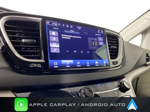 Used 2024 Chrysler Pacifica Touring-L image 2