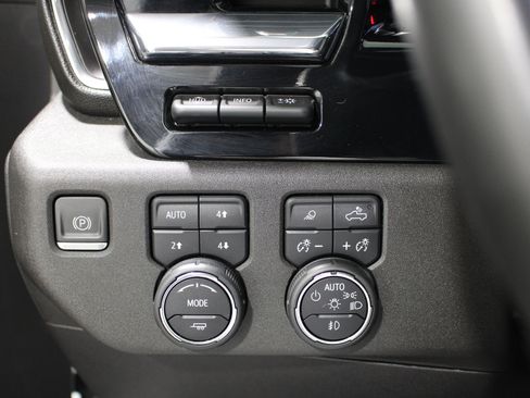 Used 2024 Chevrolet Silverado 2500 High Country w/ Technology Package AWD/4WD image 10