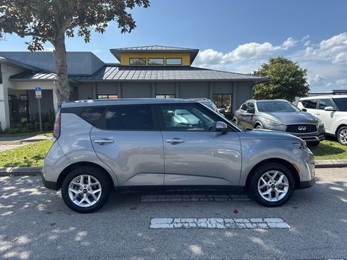 Used 2025 Kia Soul LX w/ LX Technology Package FWD image 8