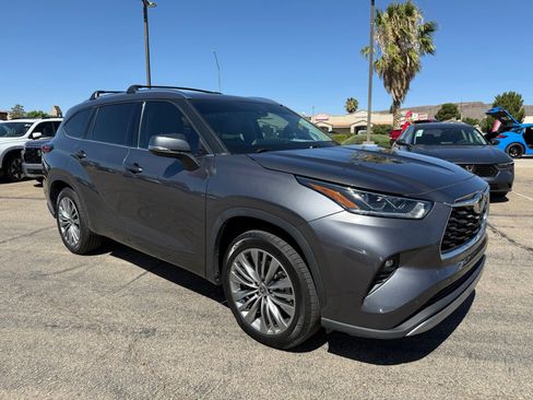 Used 2021 Toyota Highlander Platinum FWD image 3
