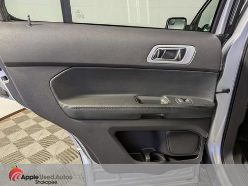 Used 2015 Ford Explorer XLT w/ Equipment Group 202A AWD/4WD image 33