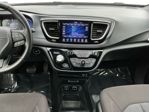 Used 2020 Chrysler Pacifica Touring w/ S Appearance Package image 11