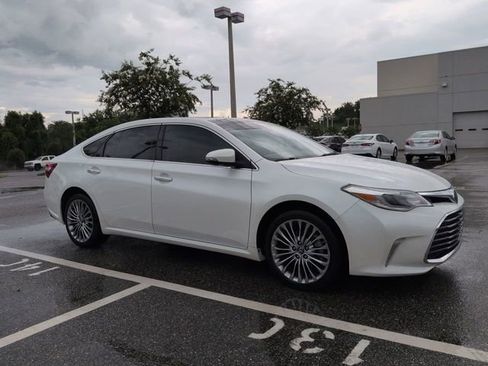 Used 2017 Toyota Avalon Limited FWD image 2