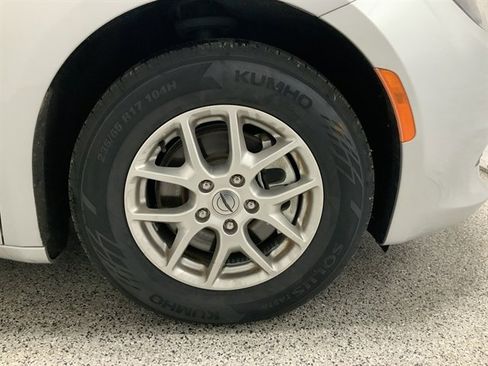 Used 2023 Chrysler Voyager LX image 13