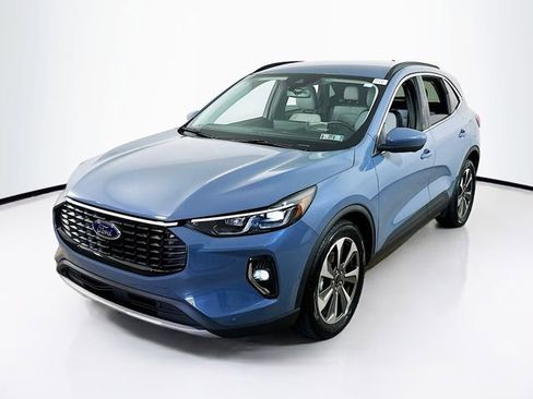 Used 2023 Ford Escape Platinum w/ Premium Technology Package FWD image 3