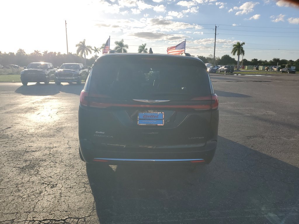 Used 2023 Chrysler Pacifica Limited w/ Trailer Tow Group FWD image 6