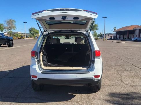 Used 2018 Jeep Grand Cherokee Laredo AWD/4WD image 11