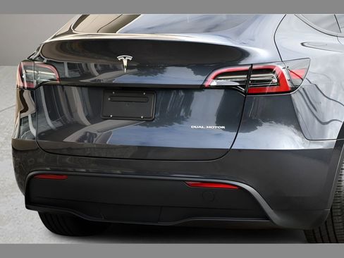 Used 2024 Tesla Model Y Long Range AWD/4WD image 28