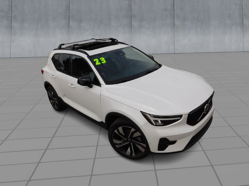 Used 2023 Volvo XC40 B5 Plus w/ Driver Assist Package AWD/4WD image 2