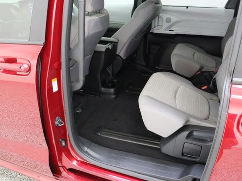 Used 2025 Toyota Sienna LE image 26