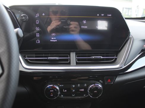 New 2026 Chevrolet Trax RS w/ Sunroof Package FWD image 16