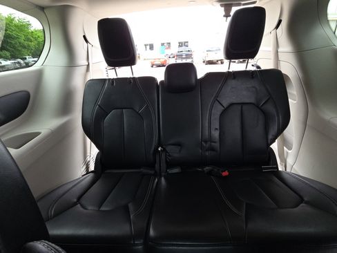 Used 2024 Chrysler Pacifica Touring-L FWD image 30