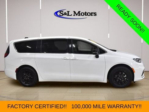 Certified 2025 Chrysler Pacifica Select FWD image 9
