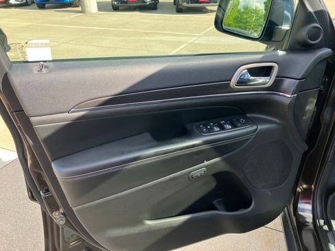Used 2017 Jeep Grand Cherokee Limited AWD/4WD image 9
