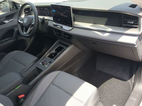 New 2026 Volkswagen Tiguan SE FWD image 12