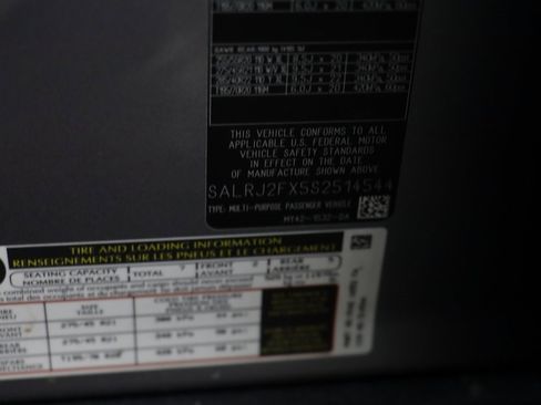 Used 2025 Land Rover Discovery S image 26