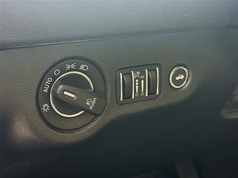 Used 2015 Chrysler 300 Limited w/ Driver Convenience Group RWD image 3