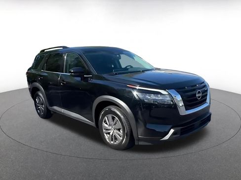 Used 2025 Nissan Pathfinder SV image 2
