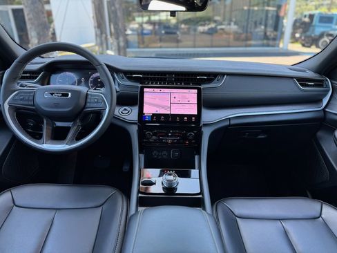 Used 2025 Jeep Grand Cherokee Limited w/ Black Appearance Package image 14