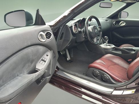 Used 2010 Nissan 370Z Touring RWD image 13