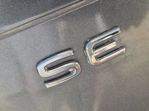 Used 2023 Volkswagen Tiguan SE w/ Panoramic Sunroof Package FWD image 9