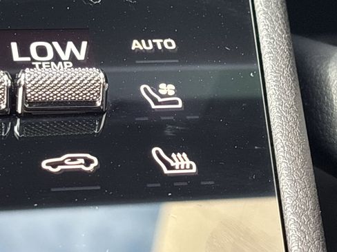 Used 2025 Porsche Cayenne E-Hybrid Coupe image 26