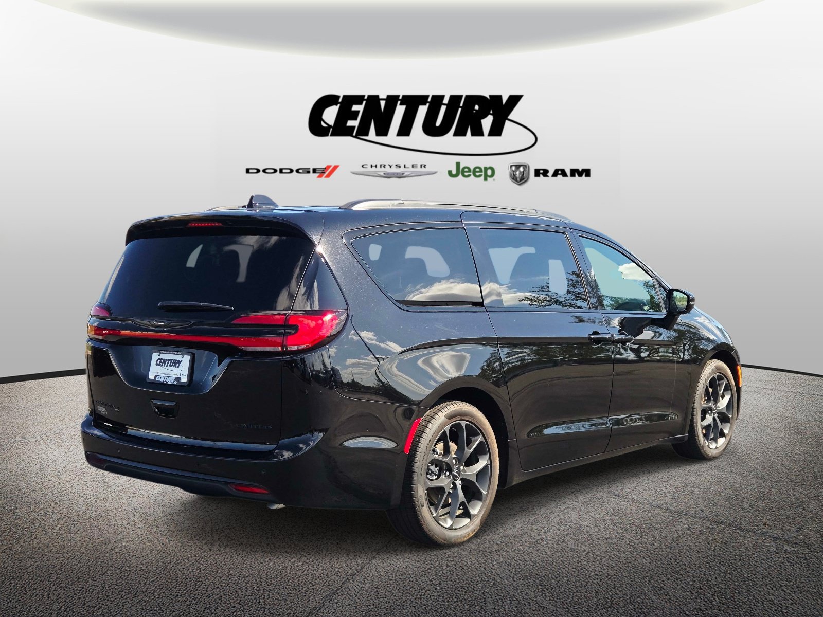 Used 2024 Chrysler Pacifica Limited w/ S Appearance Package FWD image 4