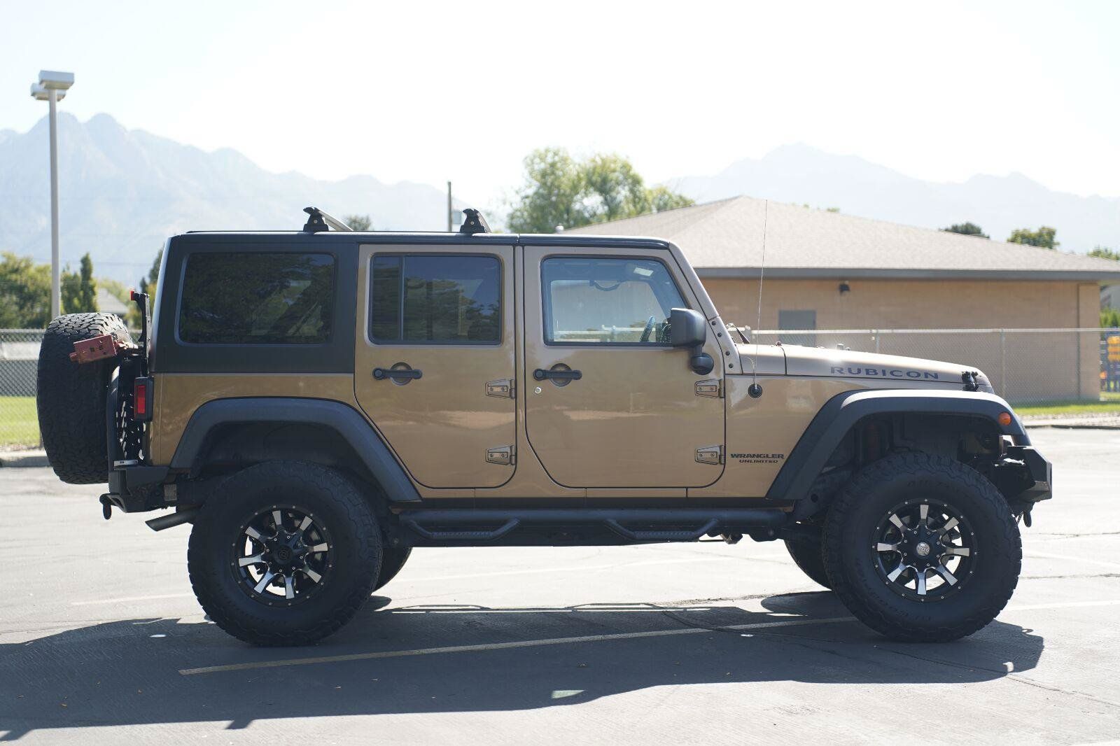 Used 2015 Jeep Wrangler Unlimited Rubicon w/ Connectivity Group AWD/4WD image 6