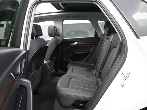Used 2023 Audi Q5 2.0T Premium w/ Convenience Package AWD/4WD image 17
