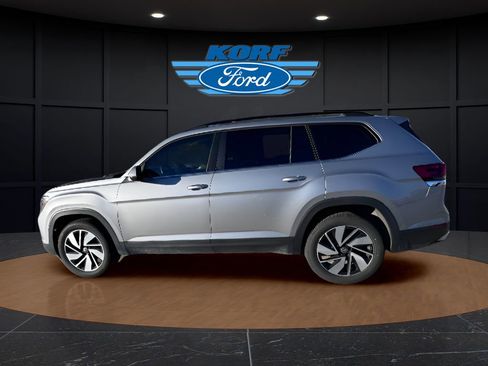 Used 2025 Volkswagen Atlas SE image 2