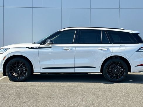 Used 2023 Lincoln Aviator Reserve w/ Equipment Group 201A image 2