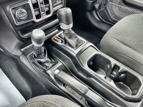 Used 2025 Jeep Wrangler Unlimited Sahara AWD/4WD image 16
