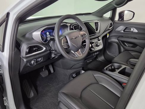 New 2025 Chrysler Pacifica Select w/ Fav Edition Package image 14