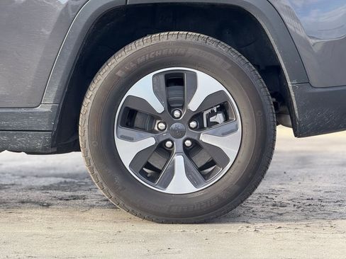 Used 2023 Jeep Grand Cherokee 4WD 4xe image 3