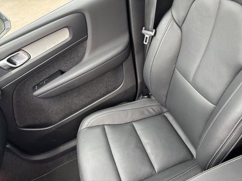 Certified 2025 Volvo XC40 B5 Core image 28