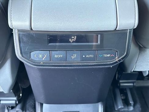 Used 2022 Toyota Highlander XLE FWD image 16
