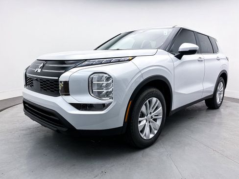 New 2025 Mitsubishi Outlander ES image 3