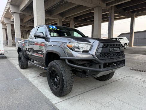 Used 2017 Toyota Tacoma TRD Off-Road w/ Tow Package AWD/4WD image 3