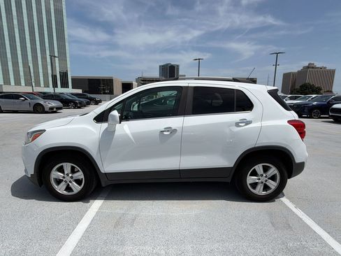 Used 2019 Chevrolet Trax LT w/ LT Convenience Package FWD image 2