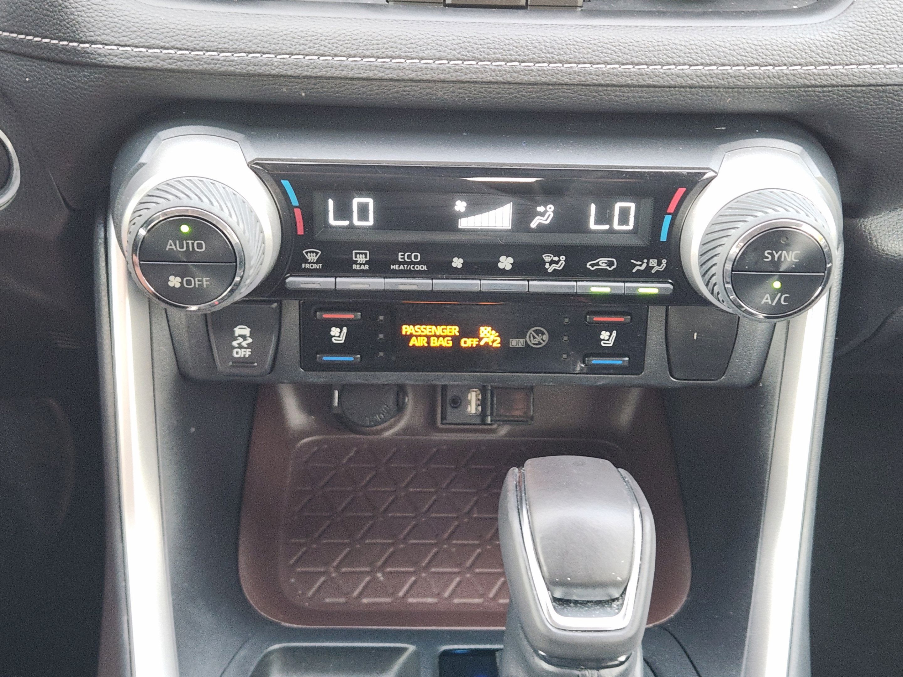 Used 2019 Toyota RAV4 Limited w/ Cold Weather Package FWD image 11