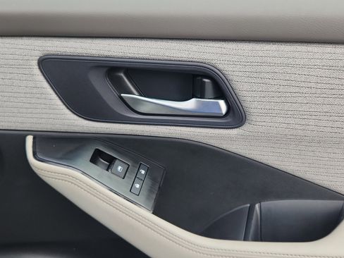 Used 2023 Nissan Rogue SV image 33